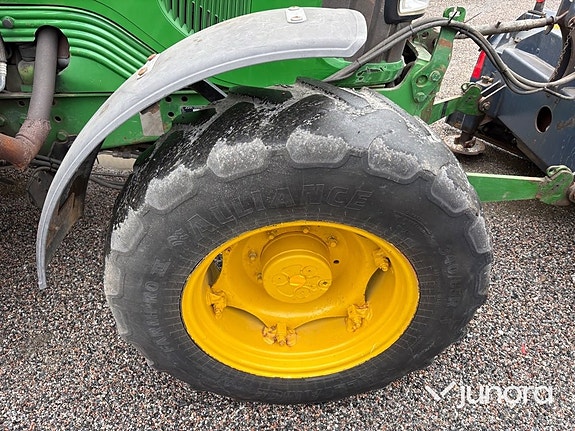 Traktor John Deere 5620 med vikplog och sandspridare 17 of 30