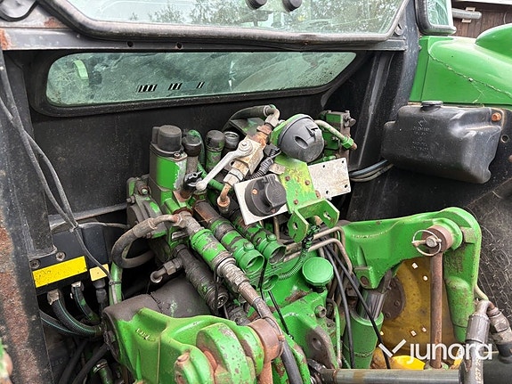 Traktor John Deere 5620 med vikplog och sandspridare 26 of 30