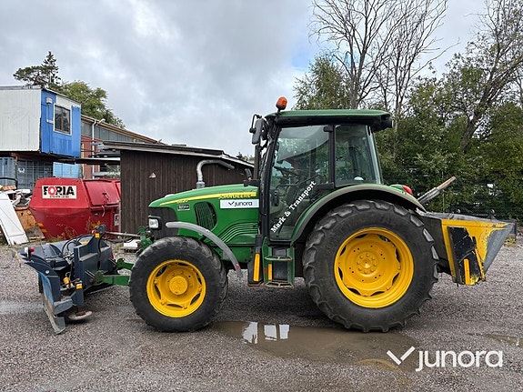 Traktor John Deere 5620 med vikplog och sandspridare 2 of 30