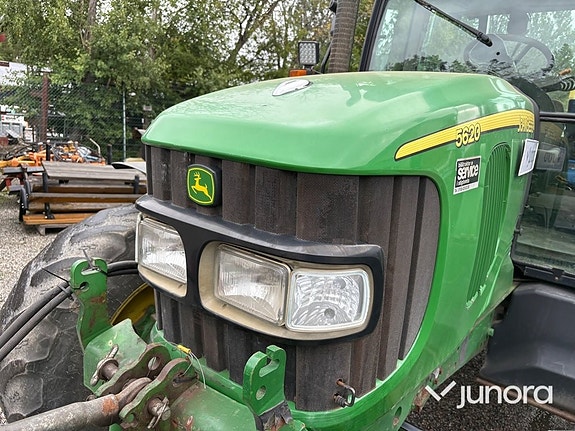 Traktor John Deere 5620 med vikplog och sandspridare 30 of 30