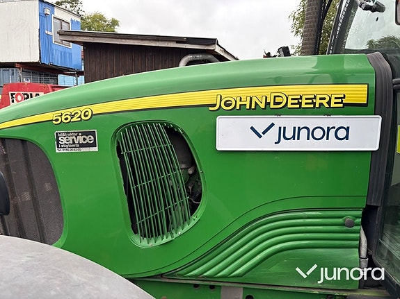 Traktor John Deere 5620 med vikplog och sandspridare 29 of 30