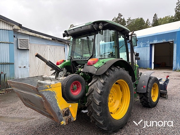 Traktor John Deere 5620 med vikplog och sandspridare 5 of 30