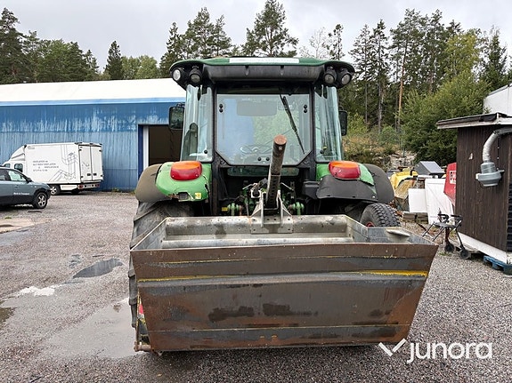 Traktor John Deere 5620 med vikplog och sandspridare 4 of 30