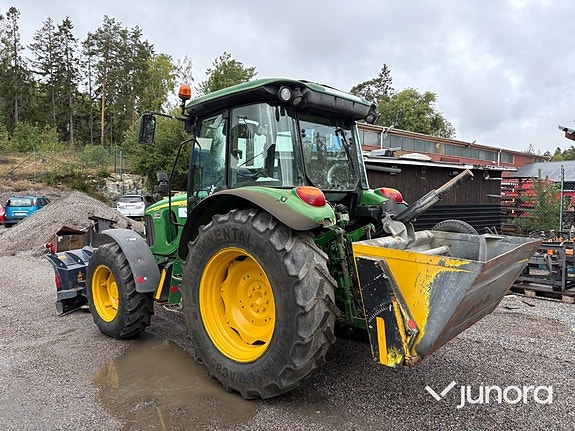 Traktor John Deere 5620 med vikplog och sandspridare 3 of 30