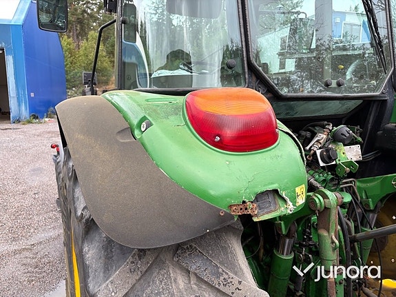 Traktor John Deere 5620 med vikplog och sandspridare 25 of 30