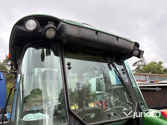 Traktor John Deere 5620 med vikplog och sandspridare 28 of 30