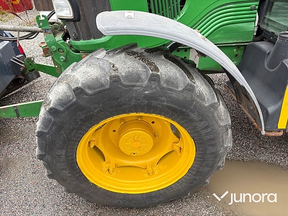 Traktor John Deere 5620 med vikplog och sandspridare 10 of 30