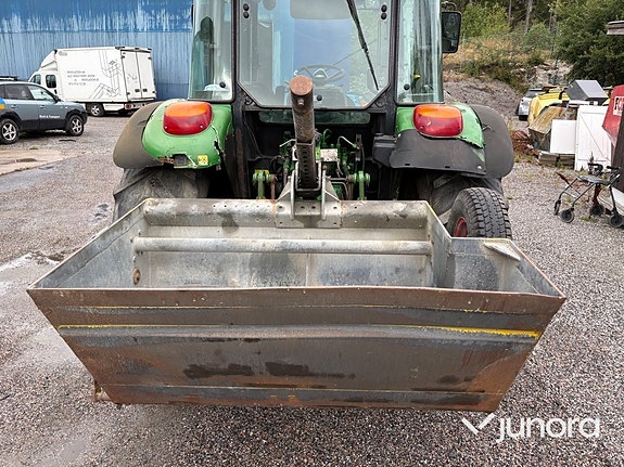 Traktor John Deere 5620 med vikplog och sandspridare 23 of 30
