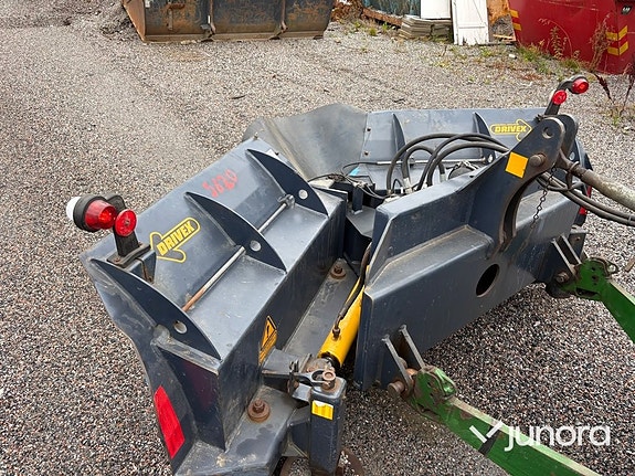 Traktor John Deere 5620 med vikplog och sandspridare 13 of 30