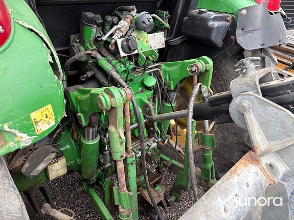 Traktor John Deere 5620 med vikplog och sandspridare 27 of 30