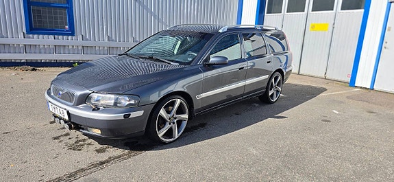 Volvo V70 2 of 6