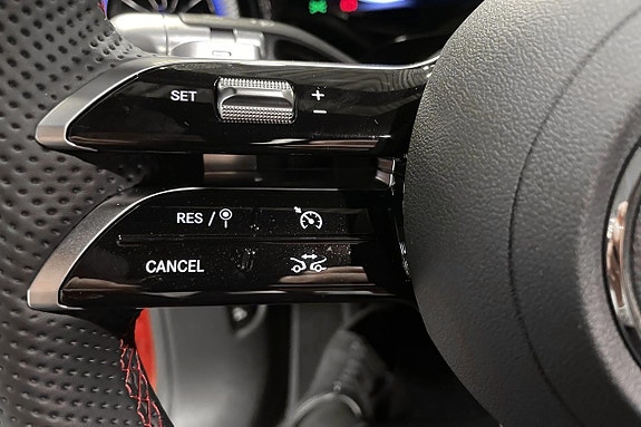 Mercedes-Benz CLA350 13 of 17