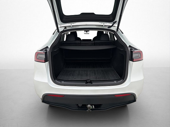 Tesla Model Y 10 of 30