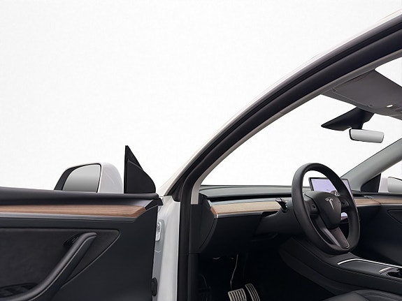 Tesla Model Y 15 of 30