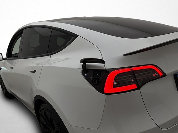 Tesla Model Y 13 of 30