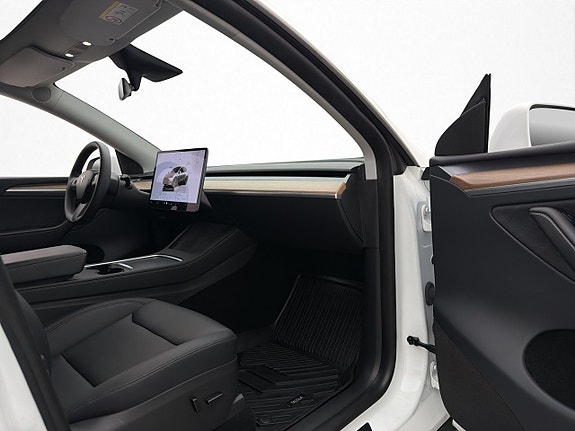 Tesla Model Y 30 of 30