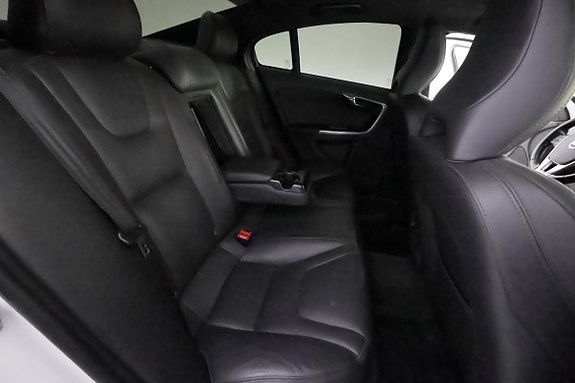 Volvo S60 Cross Country 21 of 23