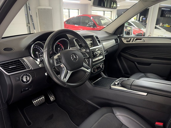 Mercedes-Benz ML350 10 of 18