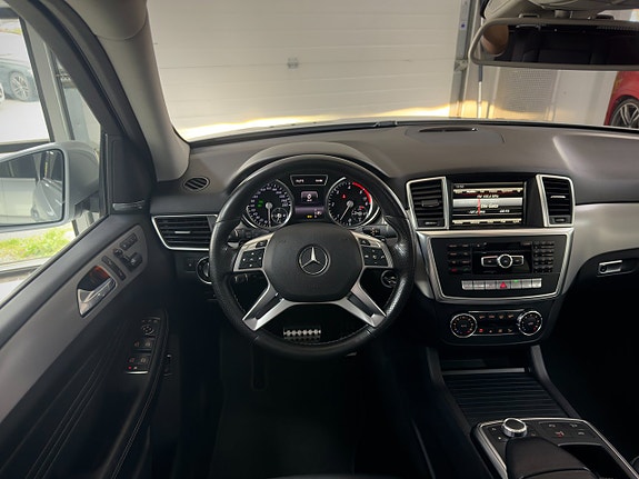 Mercedes-Benz ML350 12 of 18