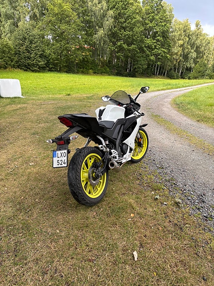 Yamaha YZF-R125 4 of 4