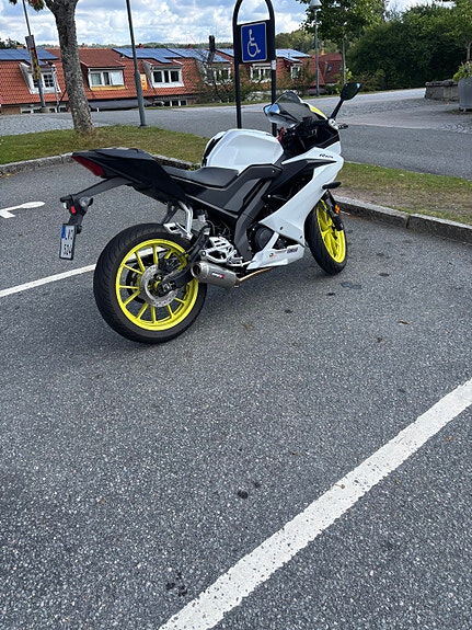 Yamaha YZF-R125 2 of 4
