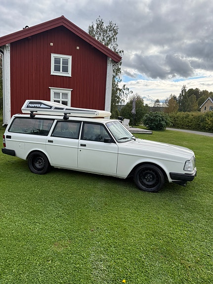 Volvo 240 2 of 9