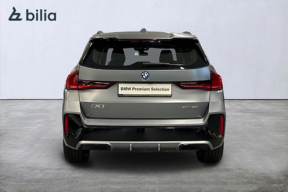 BMW iX1 4 of 19