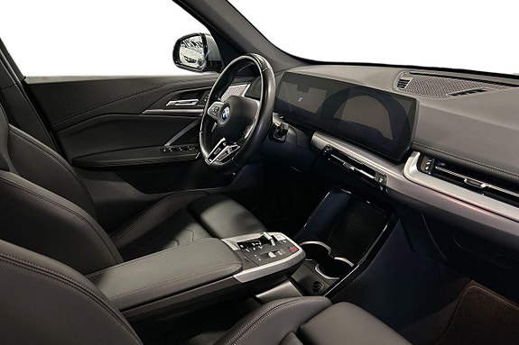 BMW iX1 6 of 19