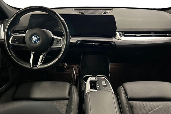 BMW iX1 8 of 19