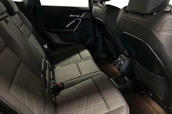 BMW iX1 7 of 19