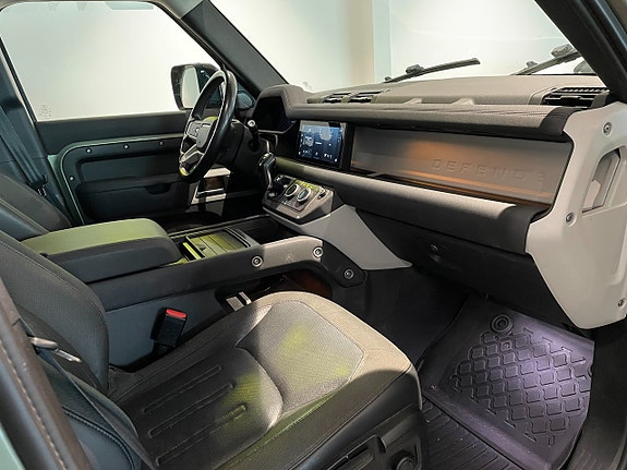 Land Rover Defender 110 18 of 19