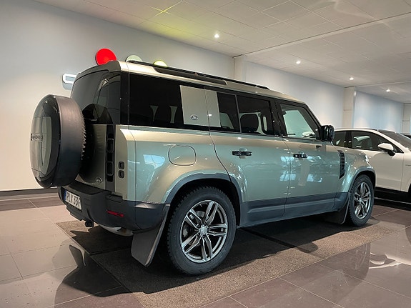 Land Rover Defender 110 9 of 19
