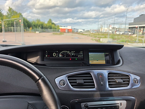 Renault Scenic XMod 11 of 12