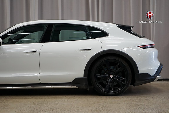 Porsche Taycan 8 of 26