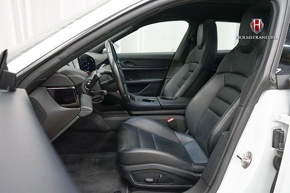 Porsche Taycan 10 of 26