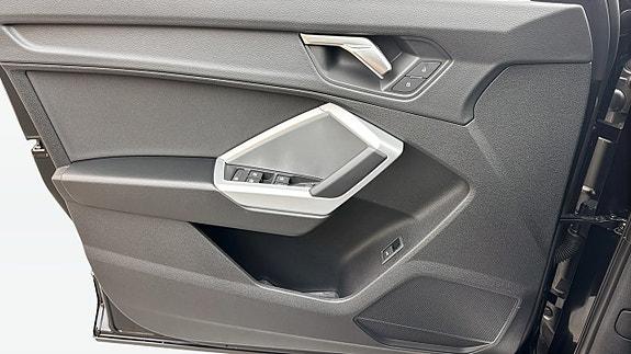 Audi Q3 14 of 27