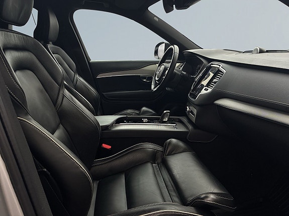 Volvo XC90 10 of 27