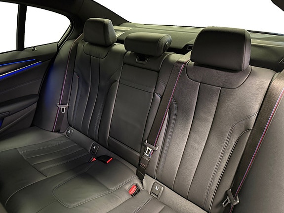 BMW M550i 10 of 19