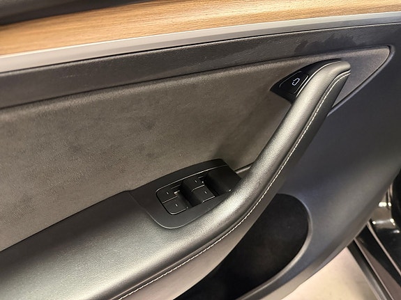 Tesla Model Y 9 of 20