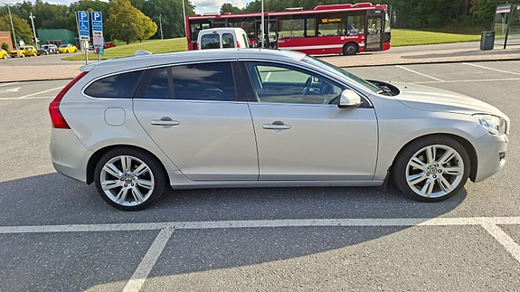 Volvo V60 2 of 8