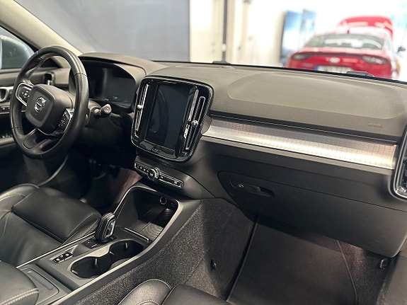 Volvo XC40 13 of 25