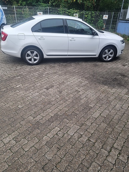 Skoda Rapid 2 of 10