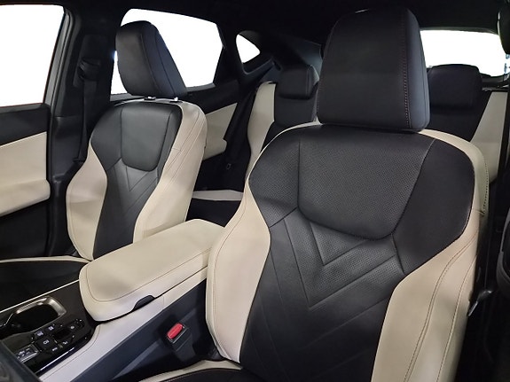 Lexus NX450h+ 14 of 23