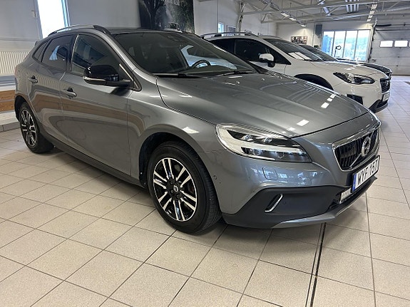 Volvo V40 Cross Country 2 of 5
