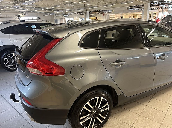 Volvo V40 Cross Country 3 of 5