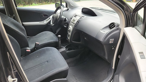Toyota Yaris 13 of 13