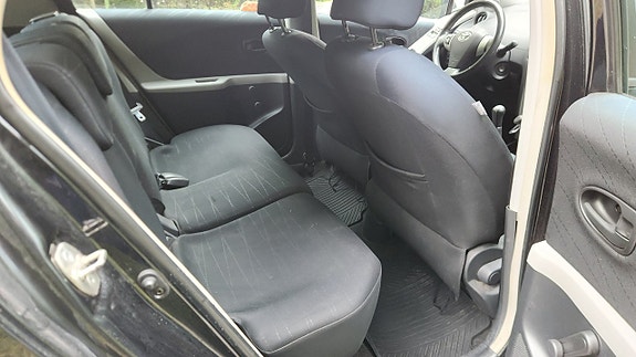 Toyota Yaris 12 of 13
