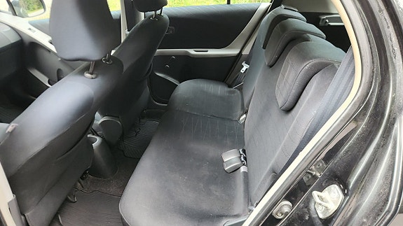 Toyota Yaris 11 of 13