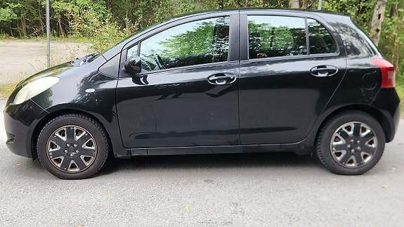 Toyota Yaris 2 of 13
