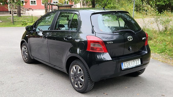 Toyota Yaris 3 of 13